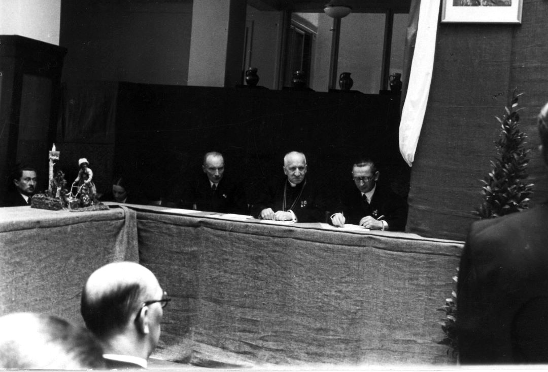 Dom Spółdzielczości Rolniczej w W-wie (z lewej strony siedzi J. Gliński) Dom Spółdzielczości Rolniczej w W-wie (z lewej strony siedzi J. Gliński)